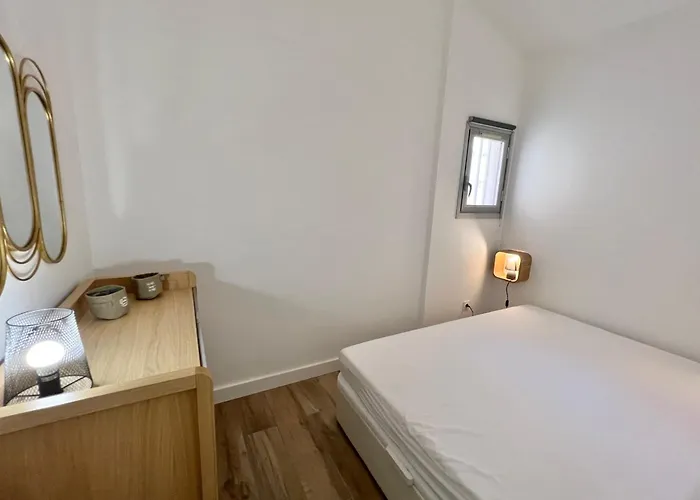 - 4 People - Swimming Pool Tennis Garage