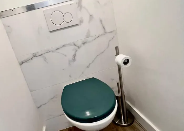 - 4 People - Swimming Pool Tennis Garage