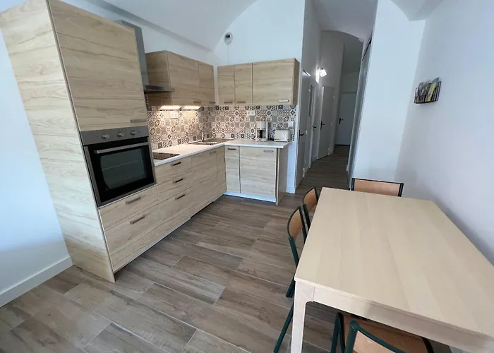 - 4 People - Swimming Pool Tennis Garage Apartment